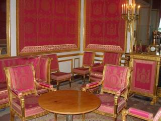 Napoleon a signé son abidication sur cette table / Napoleon signed his abdication on this table